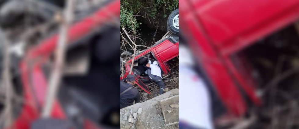 Rescatan a hombre que quedó atrapado en su vehículo tras sufrir un accidente