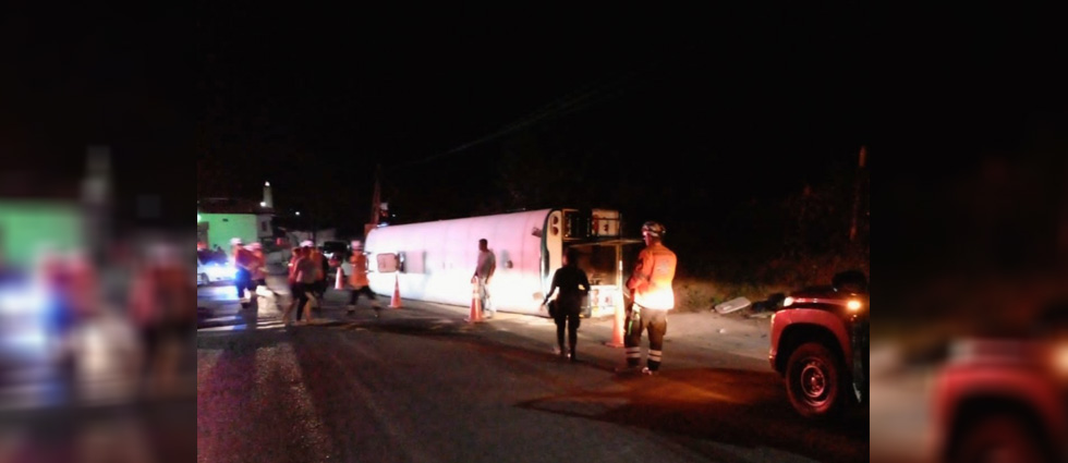 Varios lesionados tras vuelco de autobús de la ruta 111 sobre la carretera Panamericana