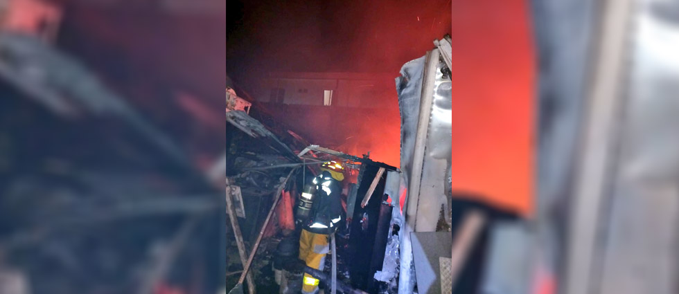 Sofocan incendio en chatarrera sobre la autopista a Comalapa