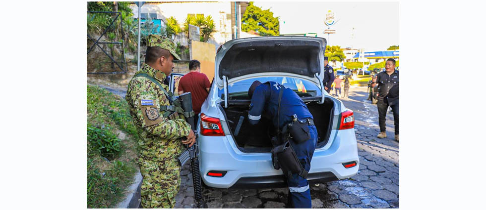 Policías y militares continúan en busca de pandilleros en sectores cercados como parte de la fase Extracción
