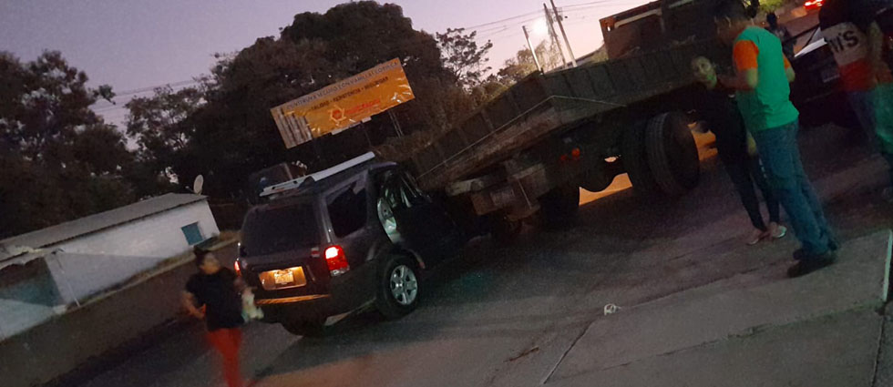 Rescatan a tres personas que quedaron atrapadas tras chocar contra un camión