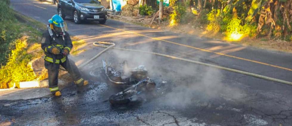 Motocicleta queda en ruinas tras incendiarse en plena marcha