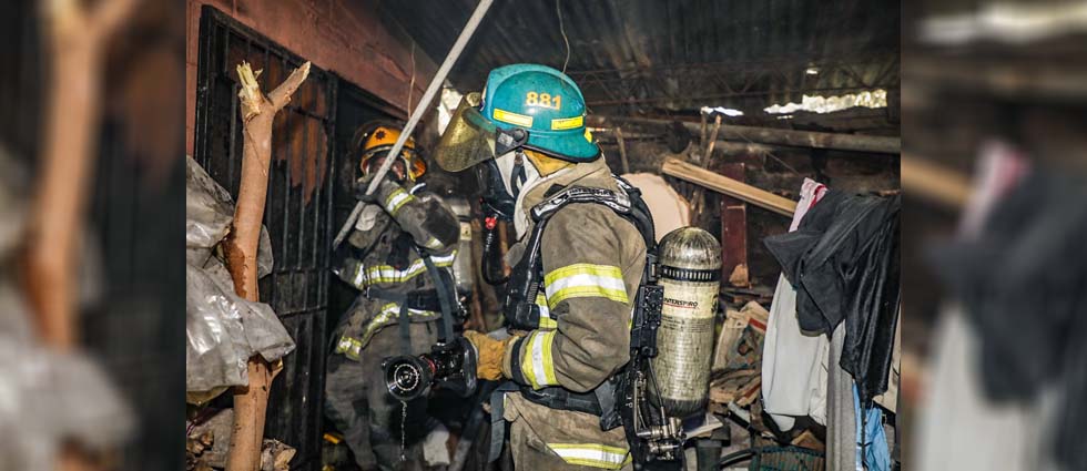 Bomberos sofocan incendio en vivienda de la colonia Escalón