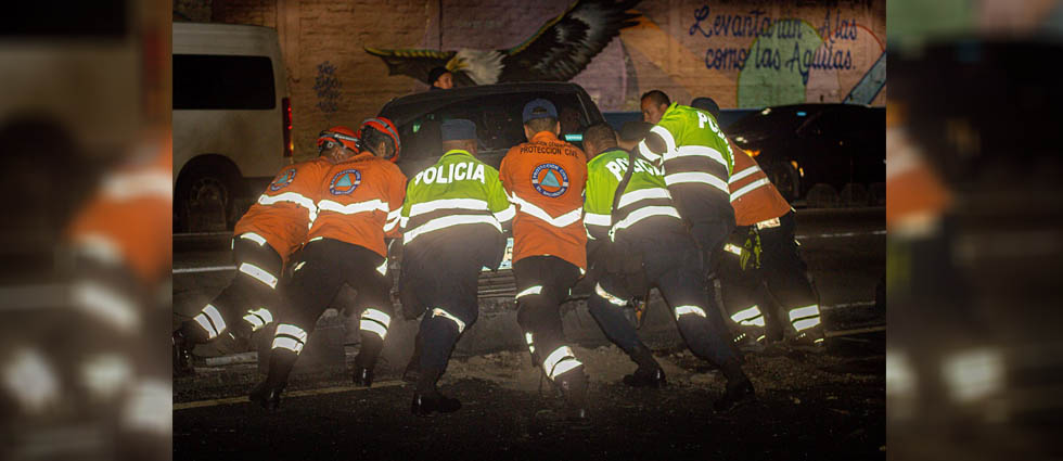 Automovilista choca contra separadores sobre la alameda Juan Pablo II