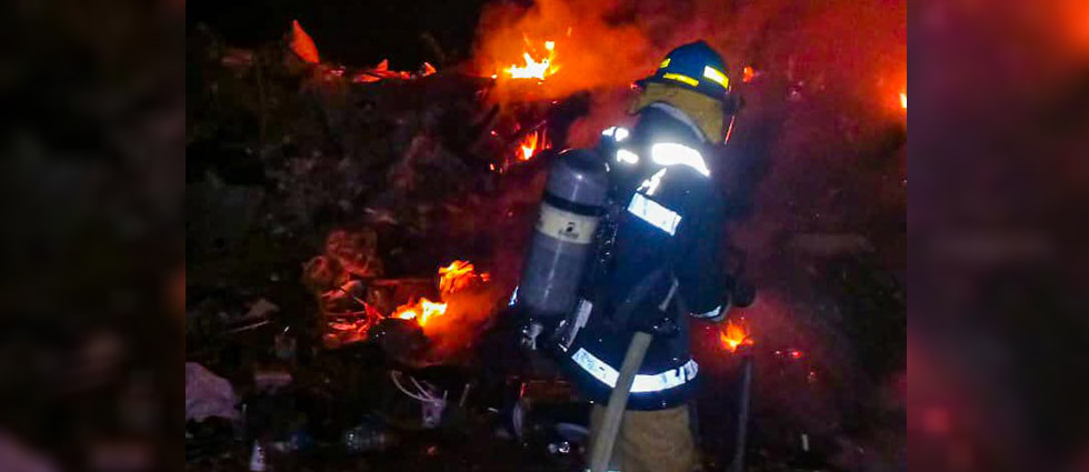 Sofocan incendio en predio baldío que utilizaban como basurero