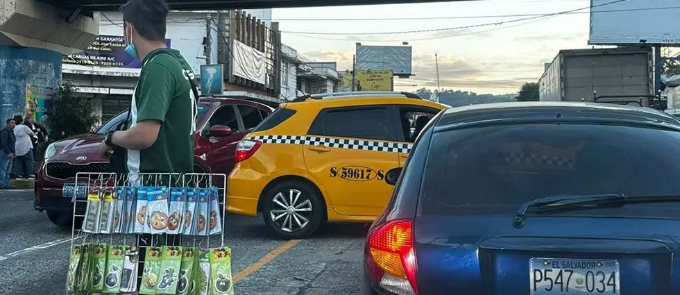 Captan a taxista cruzando doble línea amarilla en pleno tráfico