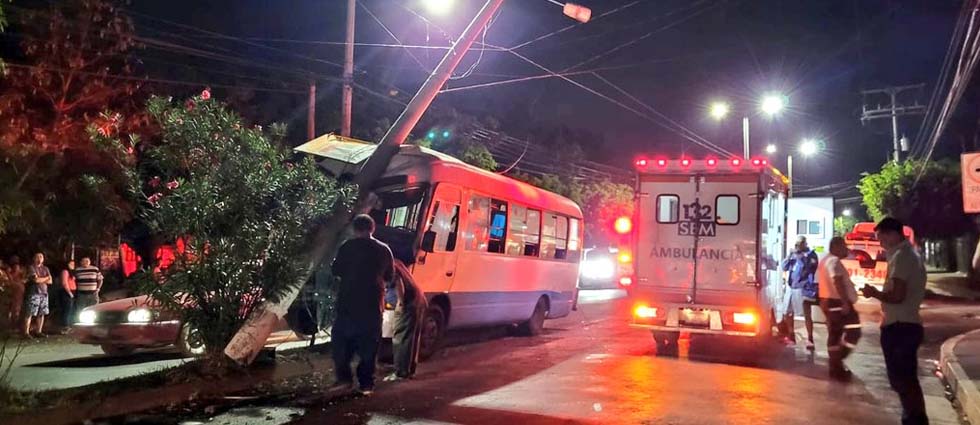 Microbús de la ruta 109 choca contra poste del tendido eléctrico