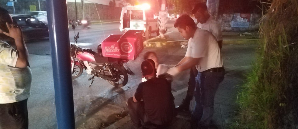 Joven resulta lesionado tras sufrir siniestro vial esta noche de lunes