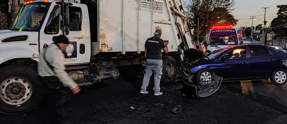 Conductor se distrae y choca contra camión recolector de desechos sólidos