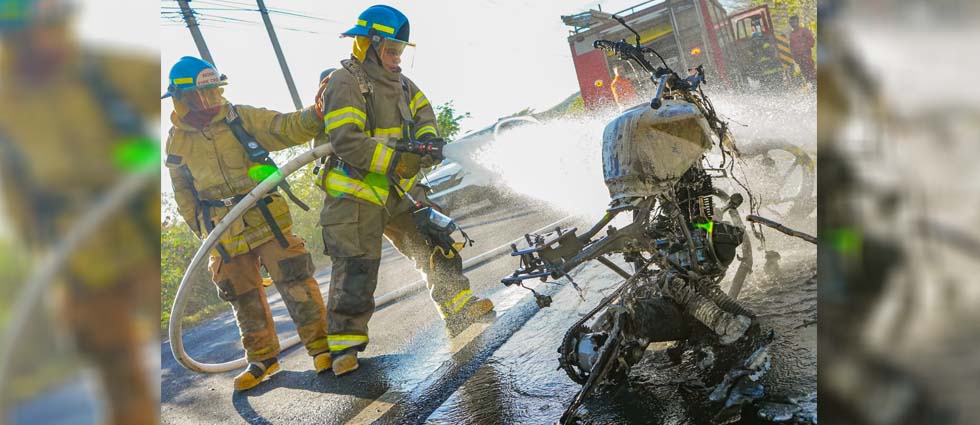Conductora sale lesionada y su motocicleta acaba en cenizas tras incendiarse