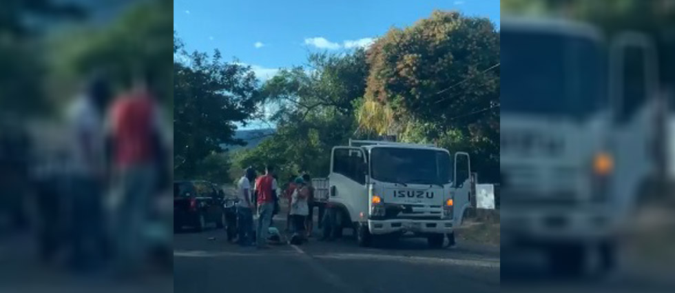 Camionero hace giro indebido e impacta contra otro conductor dejándolo sobre el pavimento