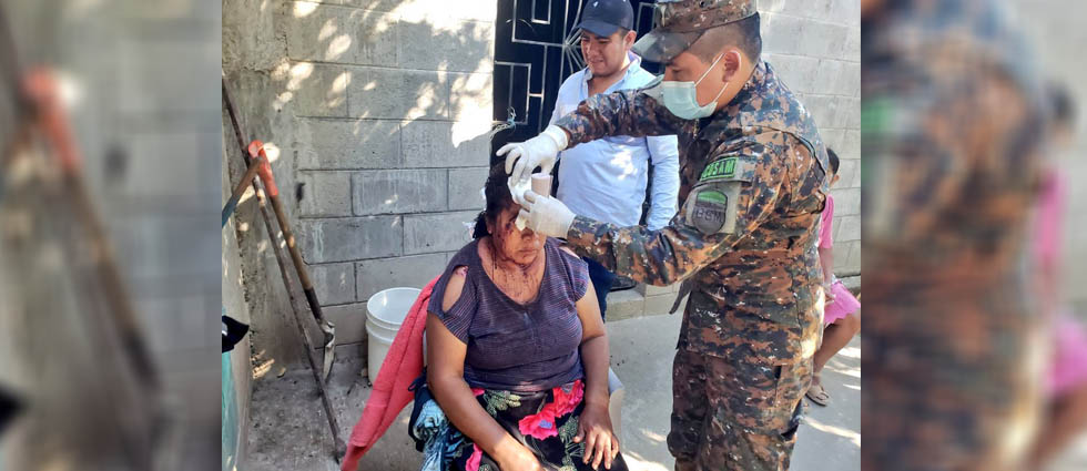 Militares auxilian a mujer tras ser atacada por un perro que le provocó varias lesiones