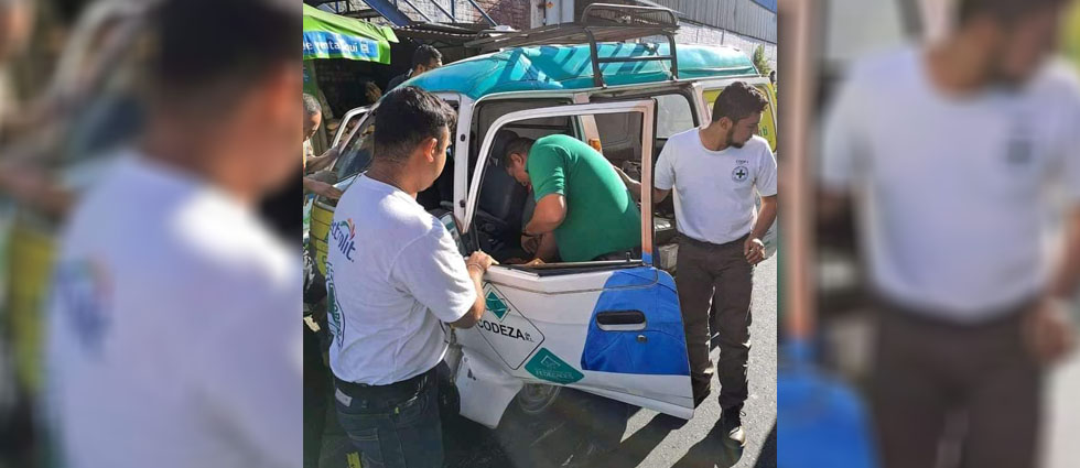 Auxilian a hombre tras choque entre autobús y un panelito