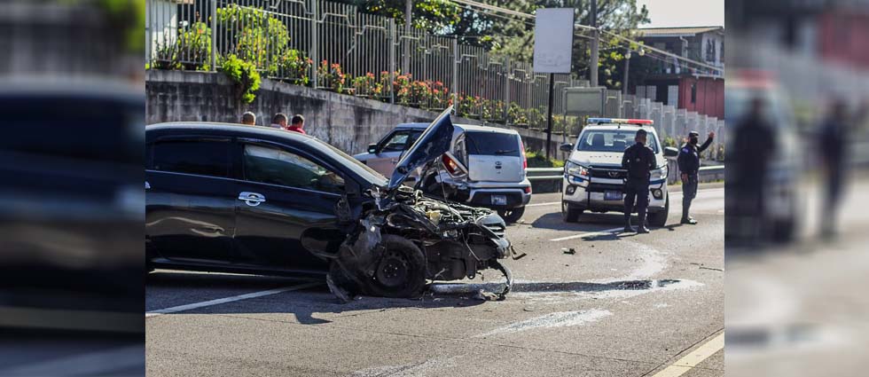 Reportan fuerte accidente de tránsito y derrame de aceite sobre la carretera de Oro