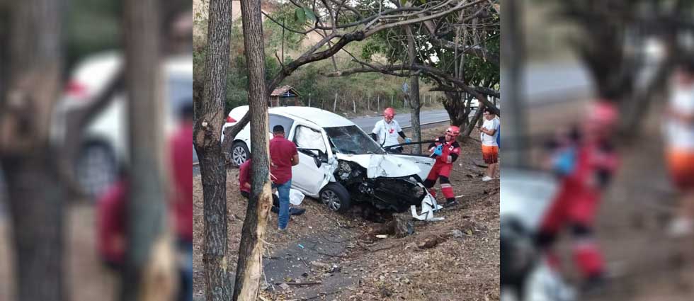 Fuerte accidente de tránsito se cobra la vida de una persona y deja a otra lesionada