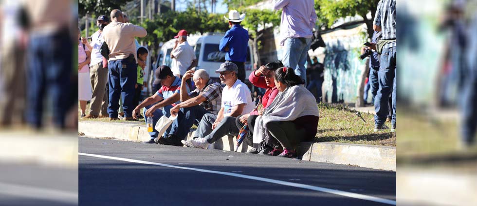 Opositores utilizan niños y ancianos en marcha contra el Gobierno