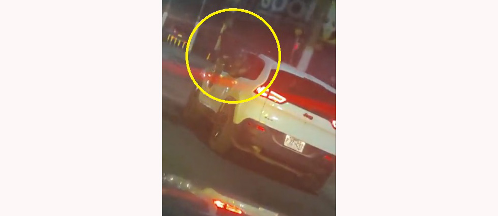 Captan a mujer sacando medio cuerpo por la ventana de un vehículo en movimiento: «¡Qué loca está, papá!»