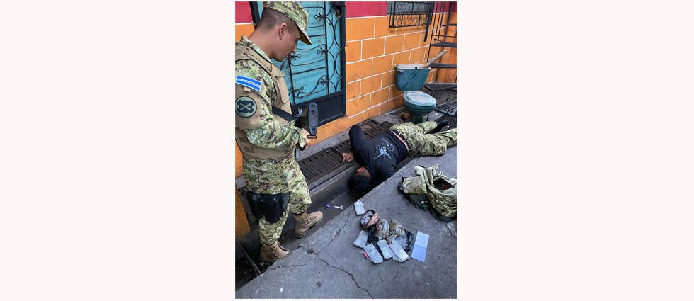 Hallan en el desagüe de una vivienda bolsas de marihuana y básculas para pesar droga