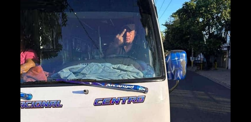 Denuncian a microbusero intolerante: «Este tipo de gente no debería estar conduciendo»