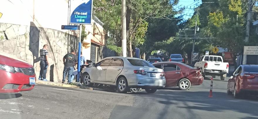 Reportan fuerte choque en colonia Escalón, por irrespetar a señal de alto