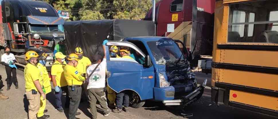 VIDEO: Cuádruple accidente deja varios lesionados en calle antigua a Nejapa