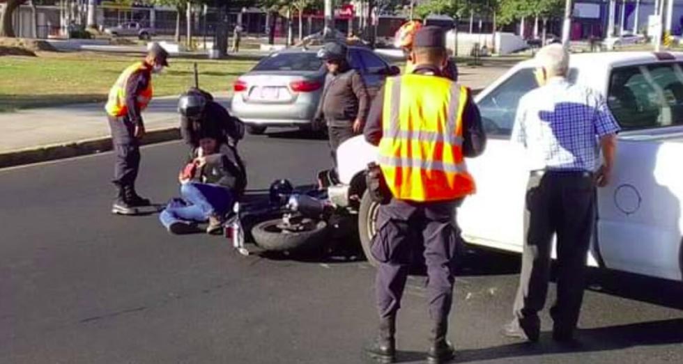 Motociclista y acompañante resultan heridos tras ser embestidos por vehículo en el Salvador del Mundo
