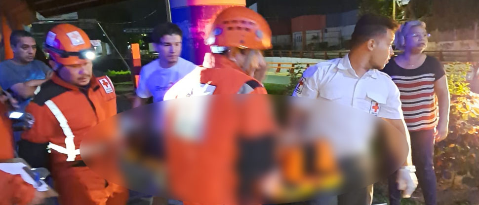 Conductor cae sobre el paso desnivel del monumento Hermano Bienvenido a Casa