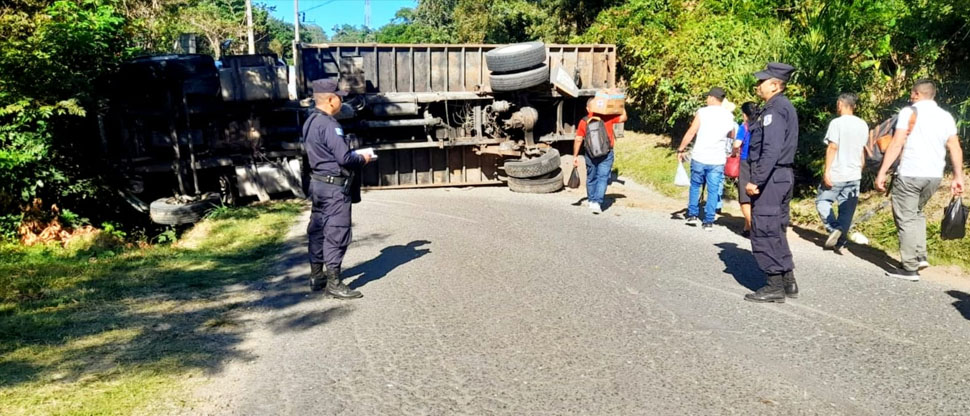 Camión arenero vuelca bloqueando el tráfico en la carretera hacia Tejutepeque, Cabañas