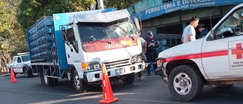 Camión repartidor de agua embotellada embiste a motociclista y su acompañante en Tejutla 