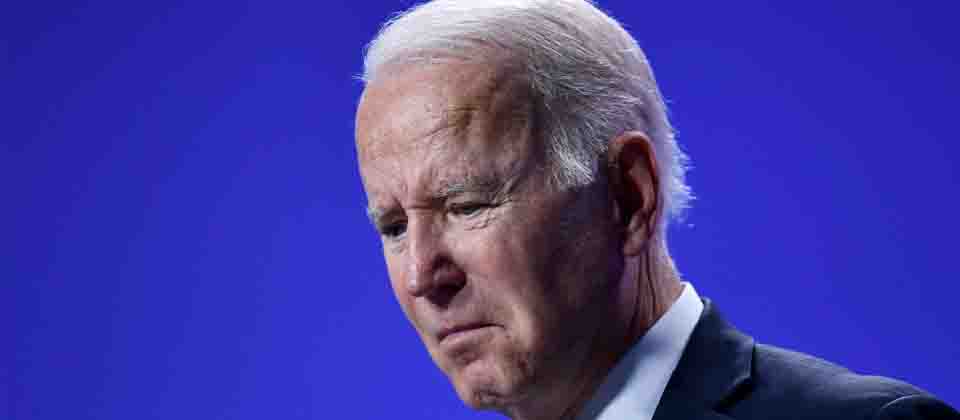 Biden balbucea frases sin sentido en conferencia y es interrumpido por su equipo