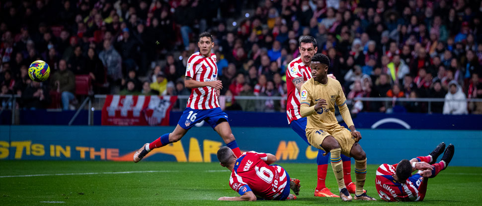 El Barcelona ganó ajustadamente al Atlético de Madrid y es único líder de La Liga
