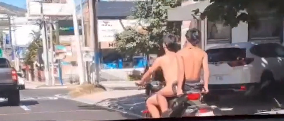 Captan a jóvenes sin ropa ni casco de seguridad circulando en la avenida Masferrer