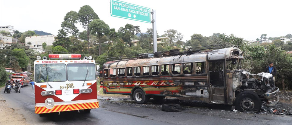 Turba enfurecida quema bus que le quitó la vida a motociclista tras atropellarla en Guatemala 