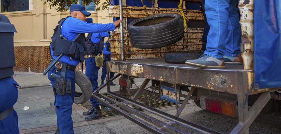 CAM retira cajas, llantas y barriles de las calles para garantizar la libre circulación