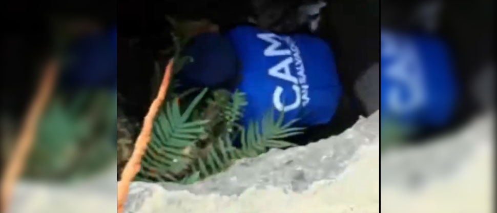 Agentes del CAM rescatan a perrito que cayó dentro de un tragante