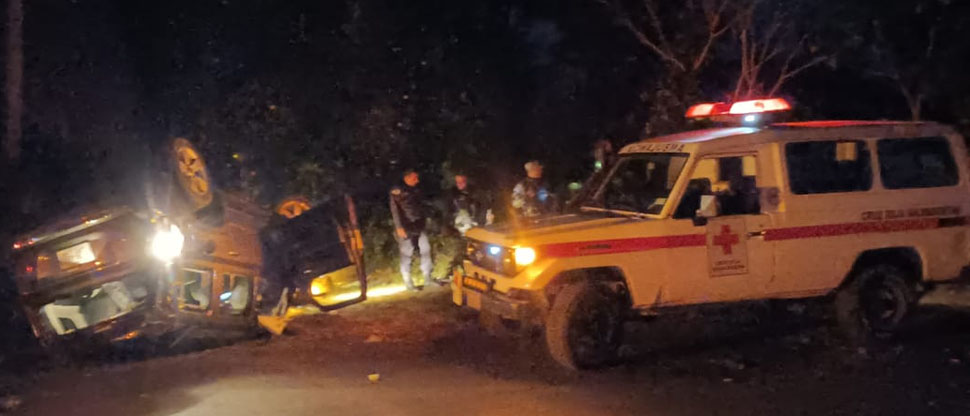 Tres personas resultan lesionadas tras volcar con su camioneta en Juayúa