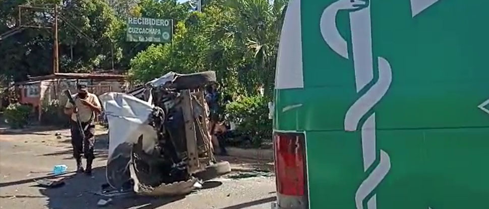 Cinco personas resultan lesionadas tras choque entre auto particular y un microbús