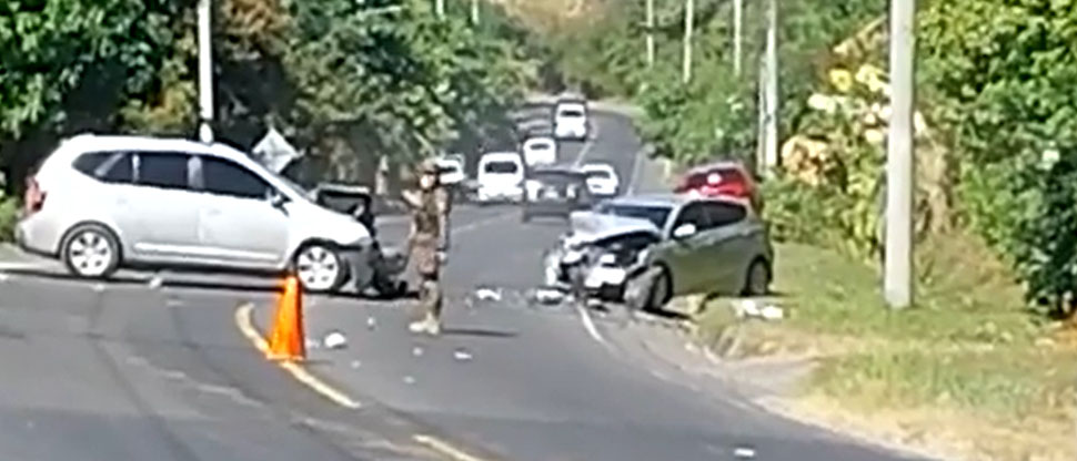 Dos lesionados es el saldo de un choque frontal entre dos carros en calle antigua a Zacatecoluca