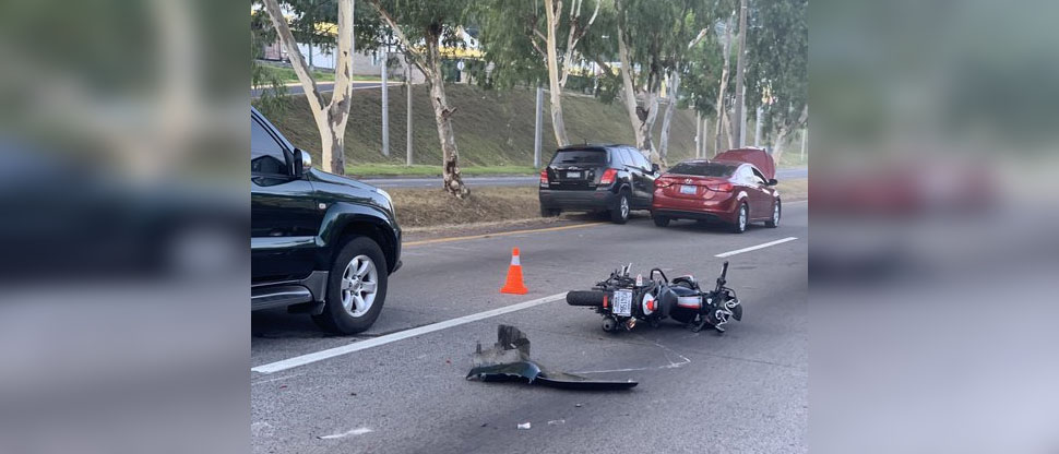 Motociclista resulta lesionado en choque contra automóvil en la carretera a Comalapa