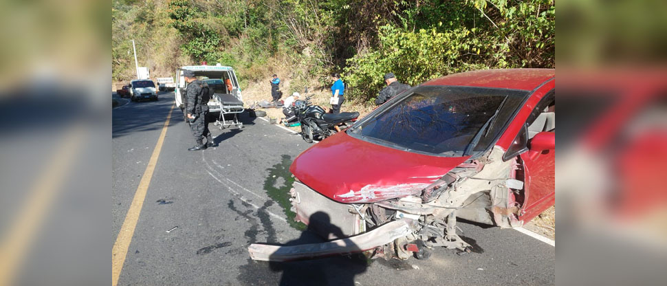 Trasladan al hospital a dos motociclistas que chocaron contra automóvil en la calle a Panchimalco