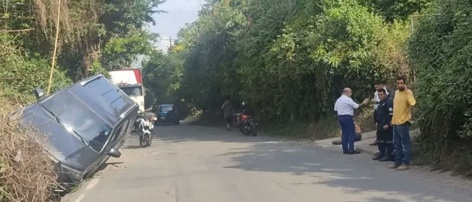 Paso bloqueado en calle al Boquerón por choque entre rastra y vehículo particular