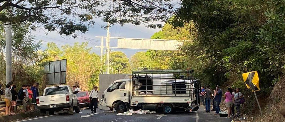 Choque entre dos camiones bloquea el tráfico en la carretera a San Vicente