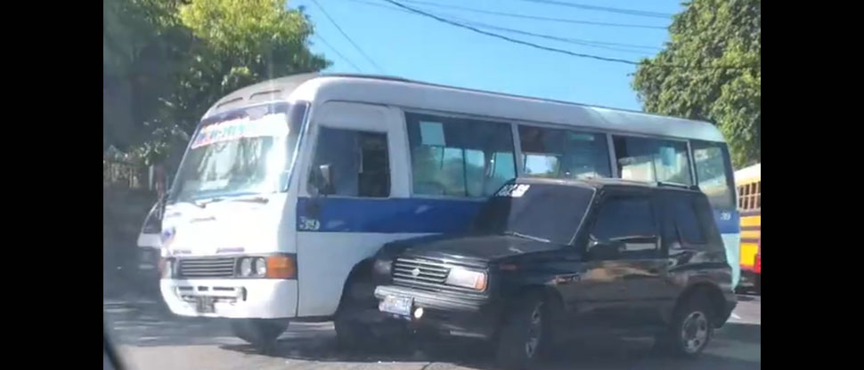 Microbús y camioneta protagonizan choque en el bulevar Tutunichapa