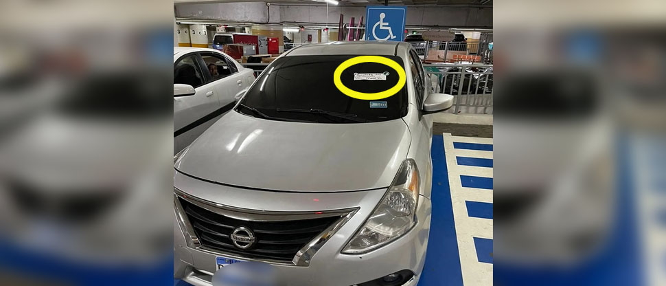 Usuarios indignados dejan nota a automovilista para que respete estacionamiento de persona con discapacidad