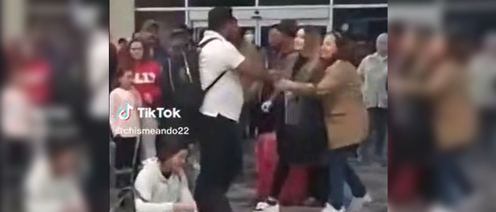 Mujer descubre a su esposo siendo infiel mientras esperaba abordar un vuelo
