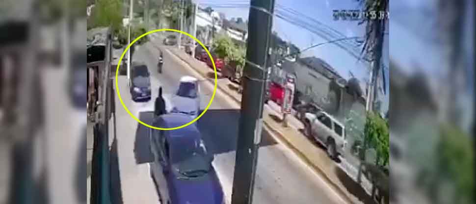 Cámara de seguridad capta momento cuando motociclista impacta contra un vehículo en bulevar Constitución