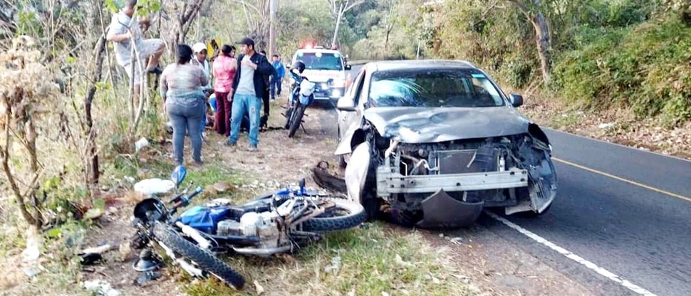 Motociclista menor de edad se estrella de frente contra pick up en Ciudad Barrios