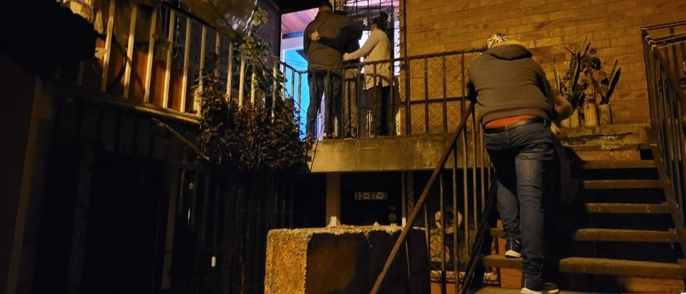 Mujer le clava un cuchillo en la garganta a su esposo porque llegó a la casa agrediéndola en Guatemala