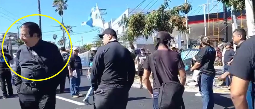 VIDEO: Ronal Umaña es expulsado de marcha de profesores