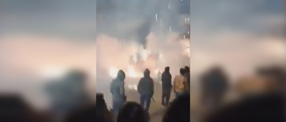 Captan instante cuando fuegos artificiales caen sobre varias personas en fiestas patronales de Sacatepéquez